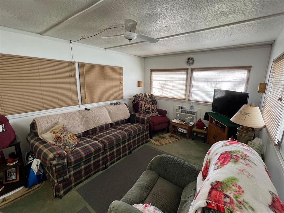 待售: $56,000 (2 贝兹, 1 浴室, 450 平方英尺)