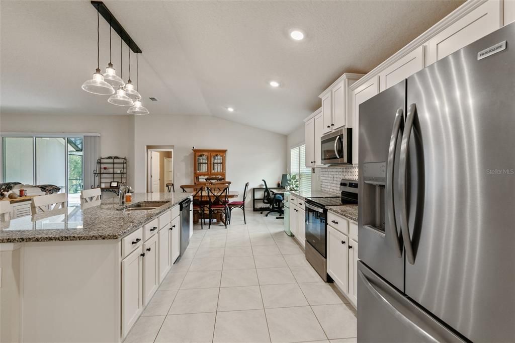 合同活跃: $390,000 (3 贝兹, 3 浴室, 2363 平方英尺)