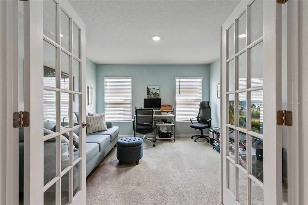 合同活跃: $390,000 (3 贝兹, 3 浴室, 2363 平方英尺)