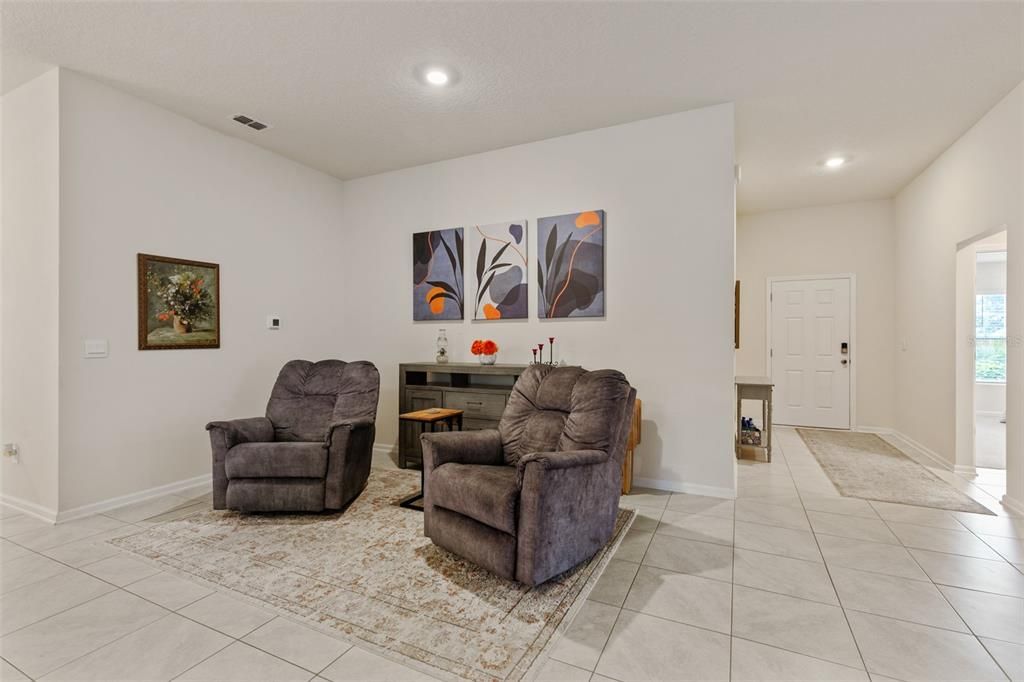 合同活跃: $390,000 (3 贝兹, 3 浴室, 2363 平方英尺)