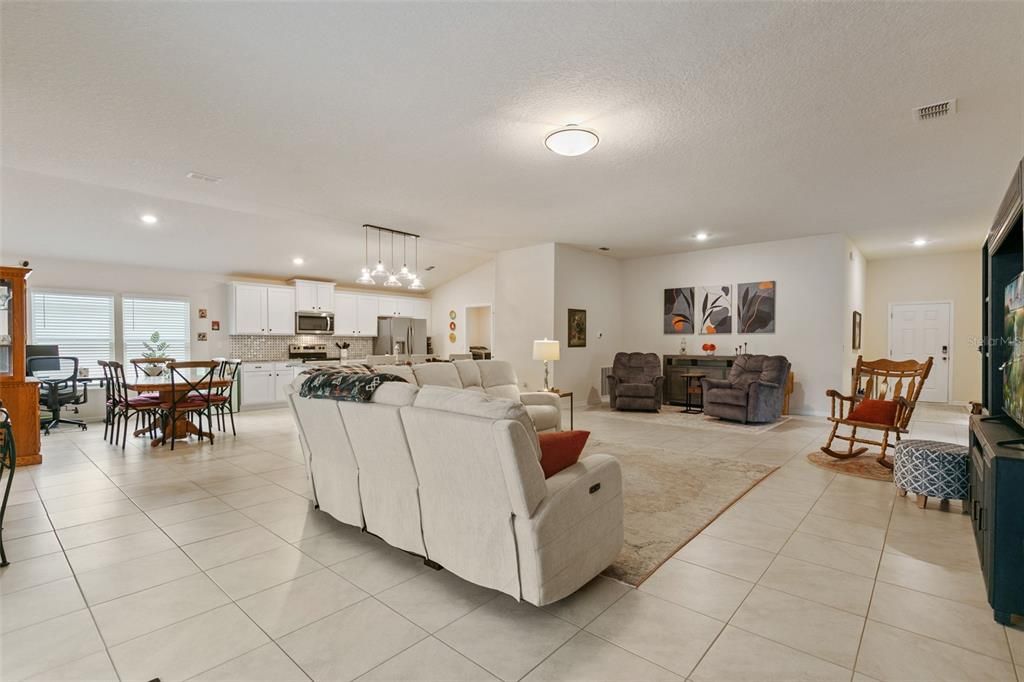 合同活跃: $390,000 (3 贝兹, 3 浴室, 2363 平方英尺)