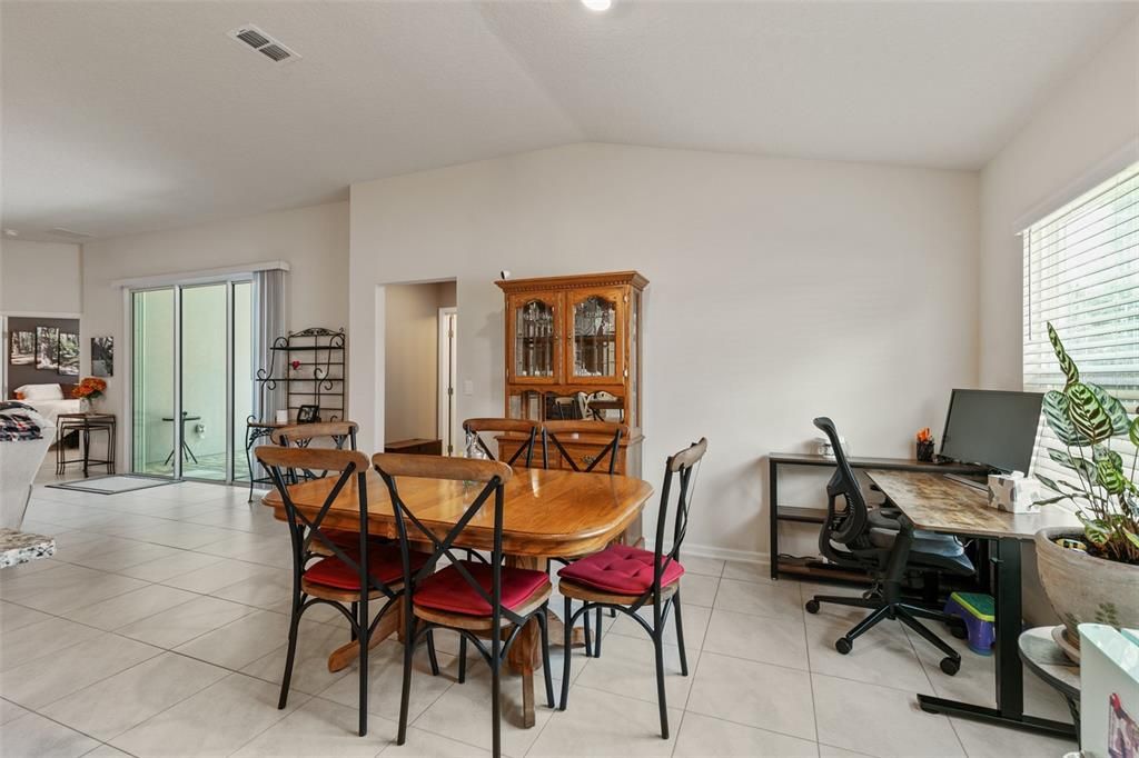 合同活跃: $390,000 (3 贝兹, 3 浴室, 2363 平方英尺)