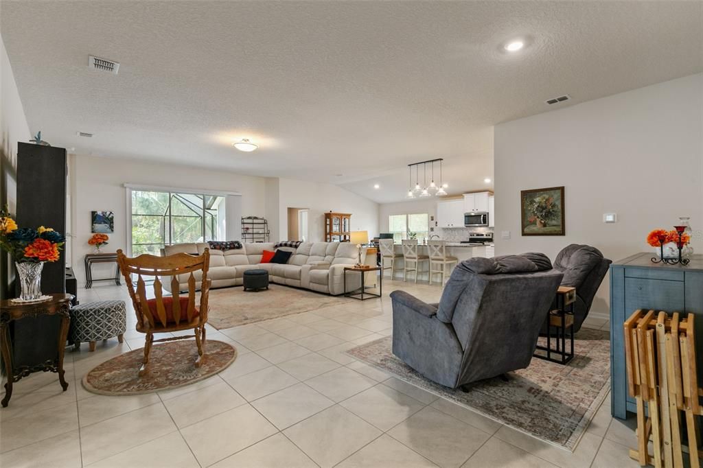 合同活跃: $390,000 (3 贝兹, 3 浴室, 2363 平方英尺)