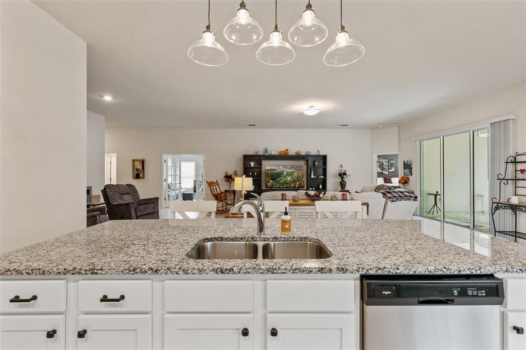 合同活跃: $390,000 (3 贝兹, 3 浴室, 2363 平方英尺)