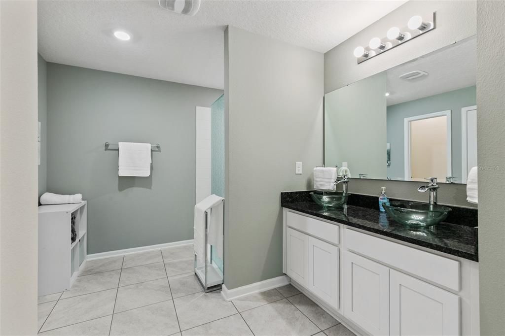 合同活跃: $390,000 (3 贝兹, 3 浴室, 2363 平方英尺)