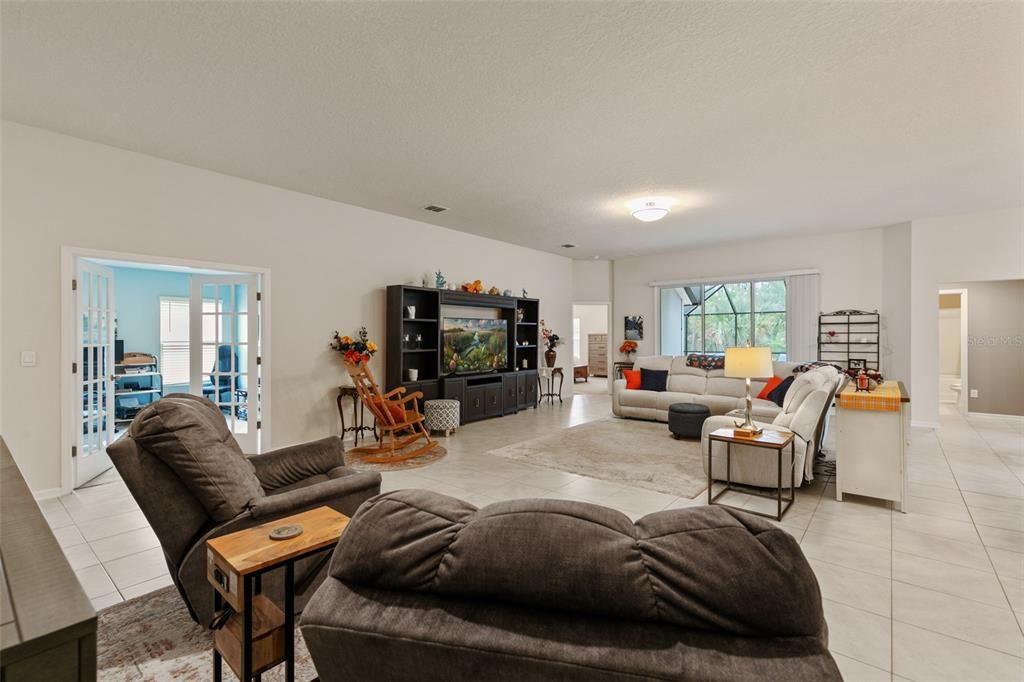 合同活跃: $390,000 (3 贝兹, 3 浴室, 2363 平方英尺)