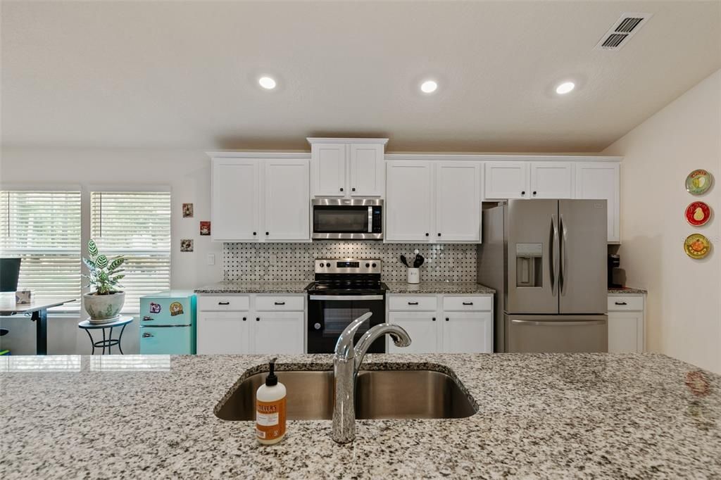 合同活跃: $390,000 (3 贝兹, 3 浴室, 2363 平方英尺)