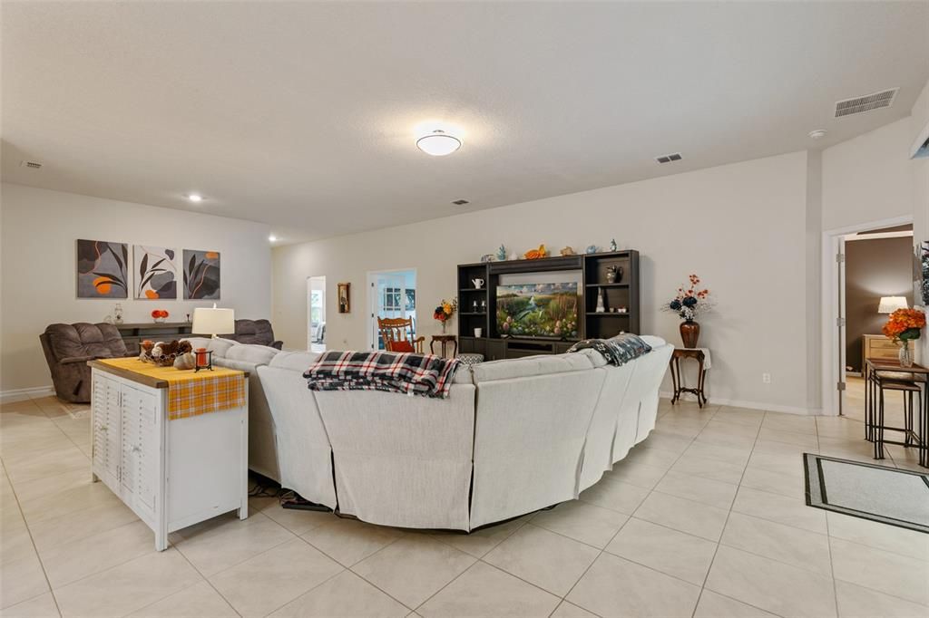 合同活跃: $390,000 (3 贝兹, 3 浴室, 2363 平方英尺)