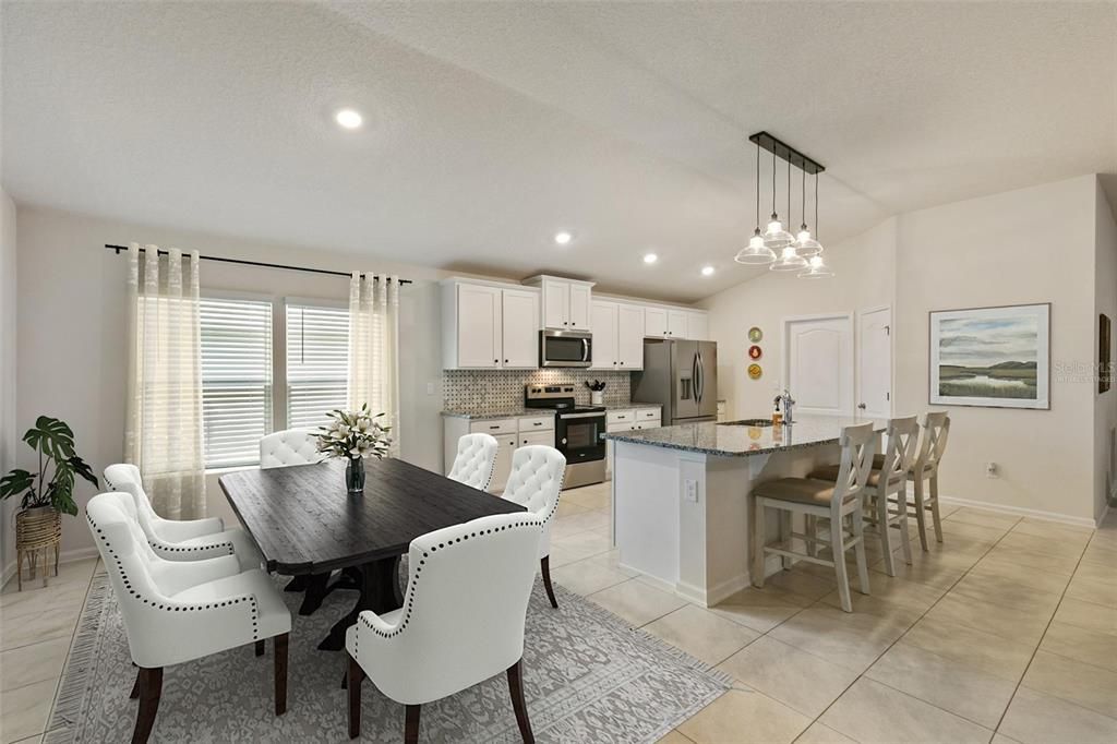 合同活跃: $390,000 (3 贝兹, 3 浴室, 2363 平方英尺)