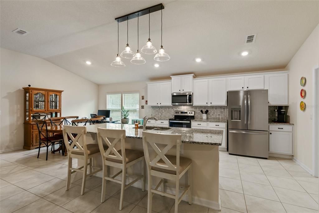 合同活跃: $390,000 (3 贝兹, 3 浴室, 2363 平方英尺)