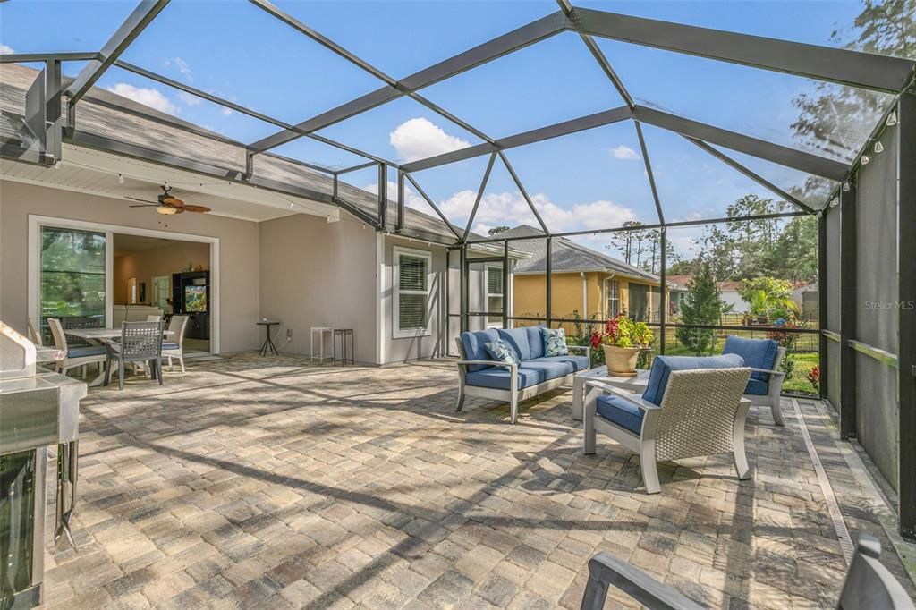 合同活跃: $390,000 (3 贝兹, 3 浴室, 2363 平方英尺)