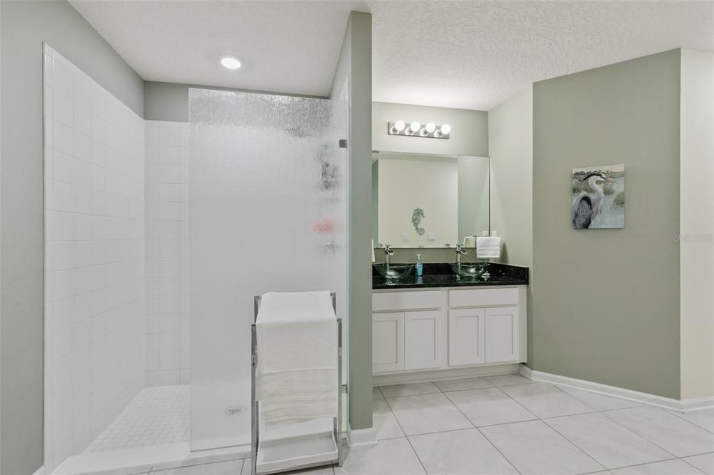 合同活跃: $390,000 (3 贝兹, 3 浴室, 2363 平方英尺)