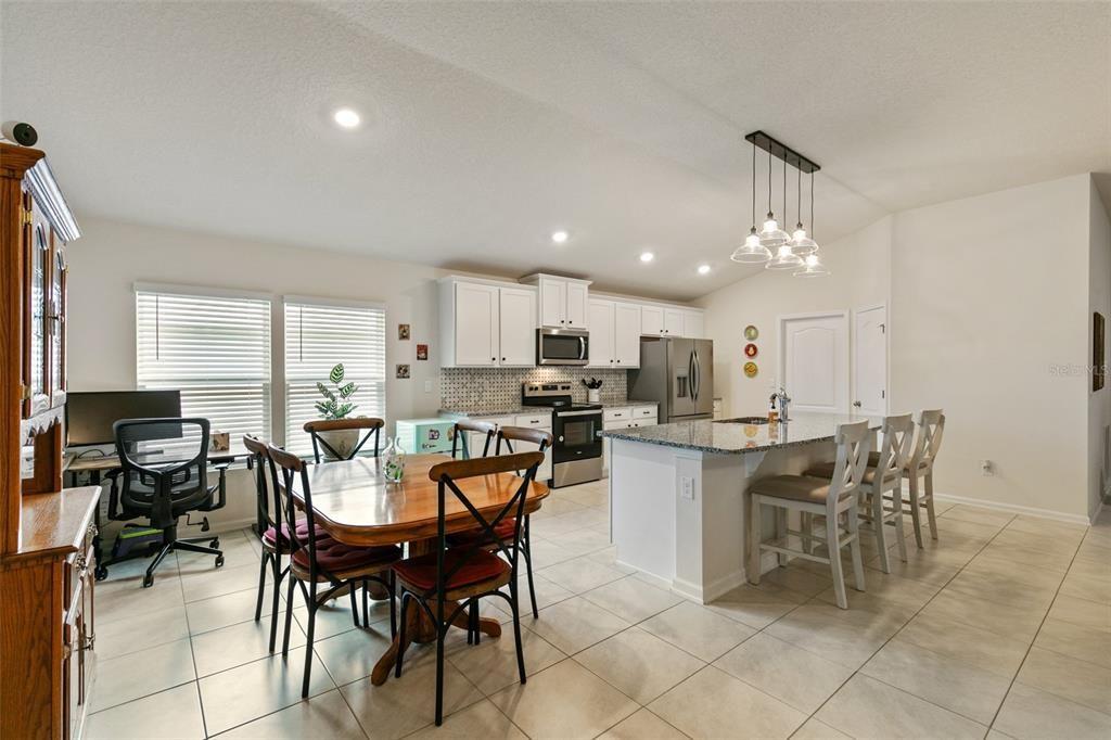 合同活跃: $390,000 (3 贝兹, 3 浴室, 2363 平方英尺)