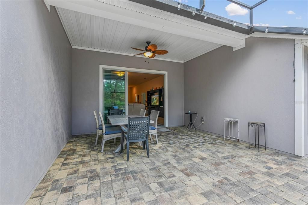 合同活跃: $390,000 (3 贝兹, 3 浴室, 2363 平方英尺)