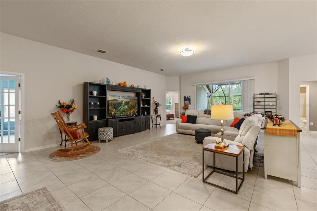 合同活跃: $390,000 (3 贝兹, 3 浴室, 2363 平方英尺)