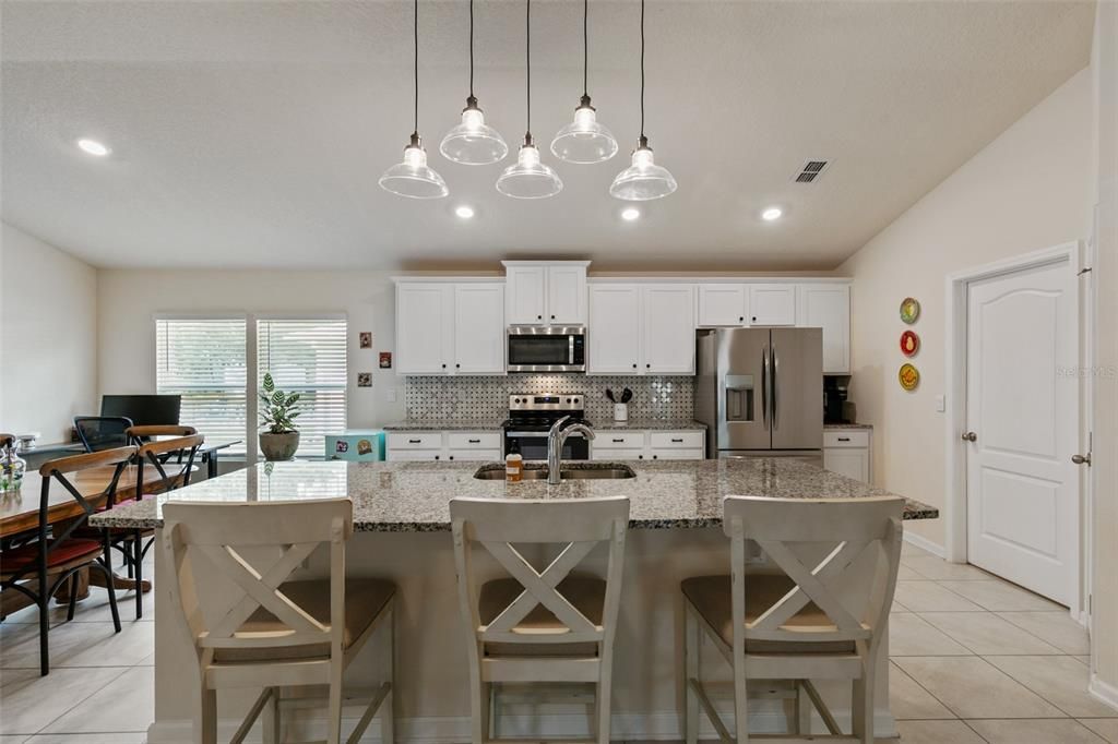 合同活跃: $390,000 (3 贝兹, 3 浴室, 2363 平方英尺)