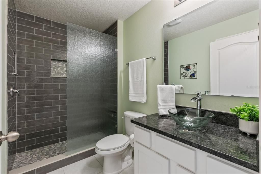 合同活跃: $390,000 (3 贝兹, 3 浴室, 2363 平方英尺)