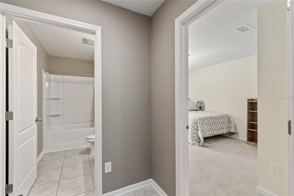 合同活跃: $390,000 (3 贝兹, 3 浴室, 2363 平方英尺)