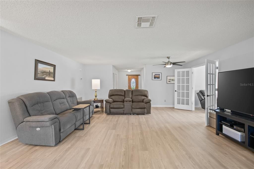 For Sale: $267,000 (2 beds, 2 baths, 1878 Square Feet)