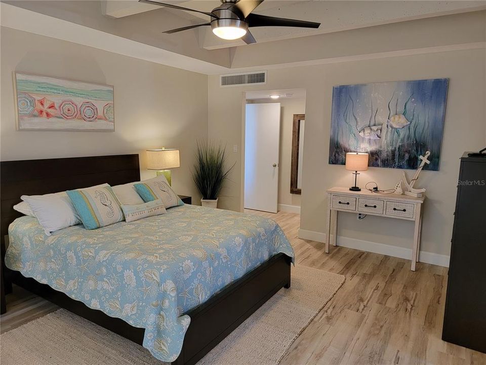 出租: $7,000 (1 贝兹, 1 浴室, 1015 平方英尺)