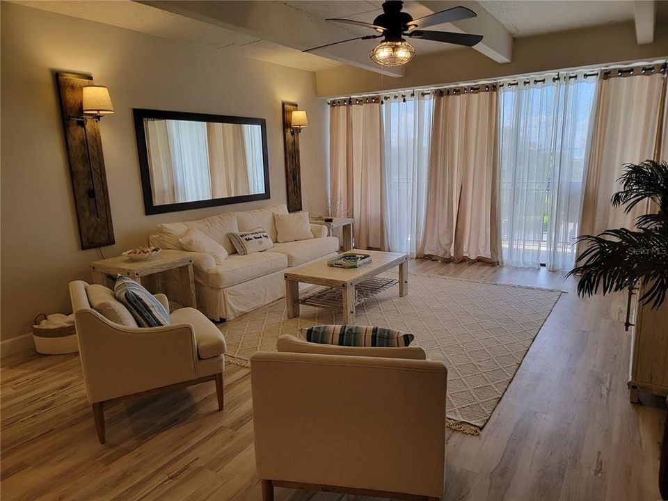 出租: $7,000 (1 贝兹, 1 浴室, 1015 平方英尺)