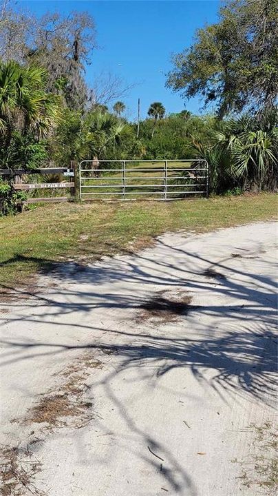 待售: $299,500 (2.70 acres)