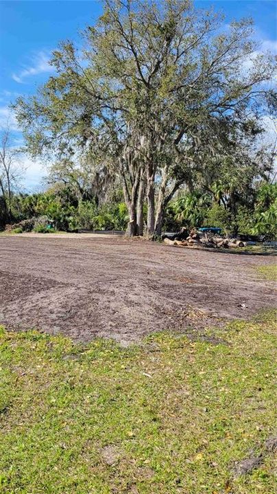 待售: $299,500 (2.70 acres)