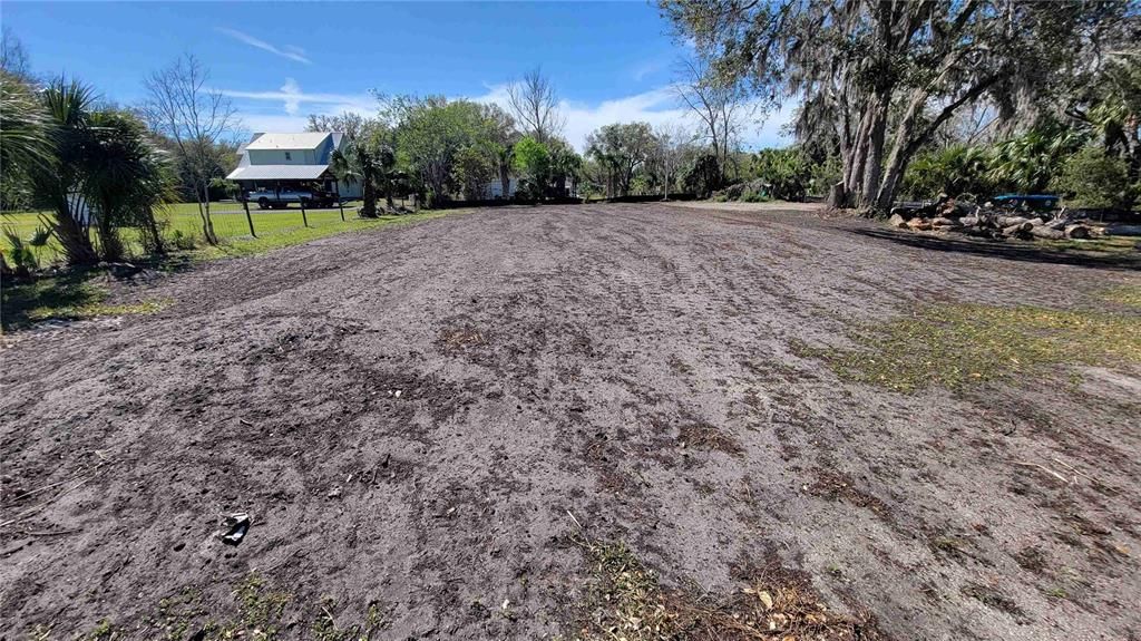 待售: $299,500 (2.70 acres)