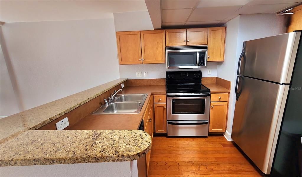 待售: $167,900 (1 贝兹, 1 浴室, 645 平方英尺)