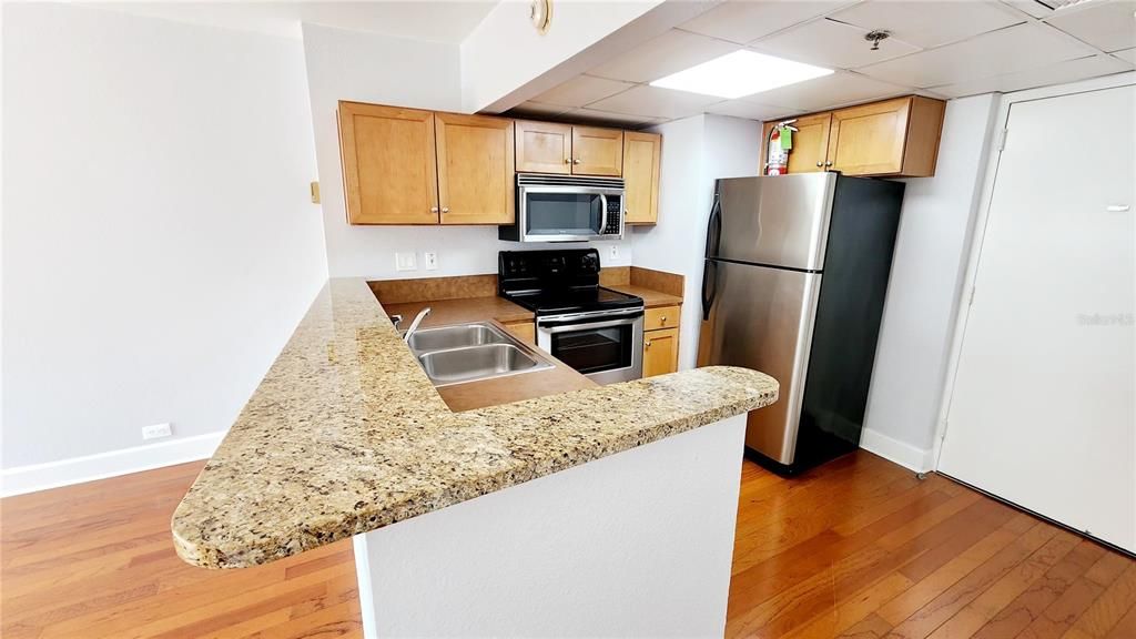 待售: $167,900 (1 贝兹, 1 浴室, 645 平方英尺)