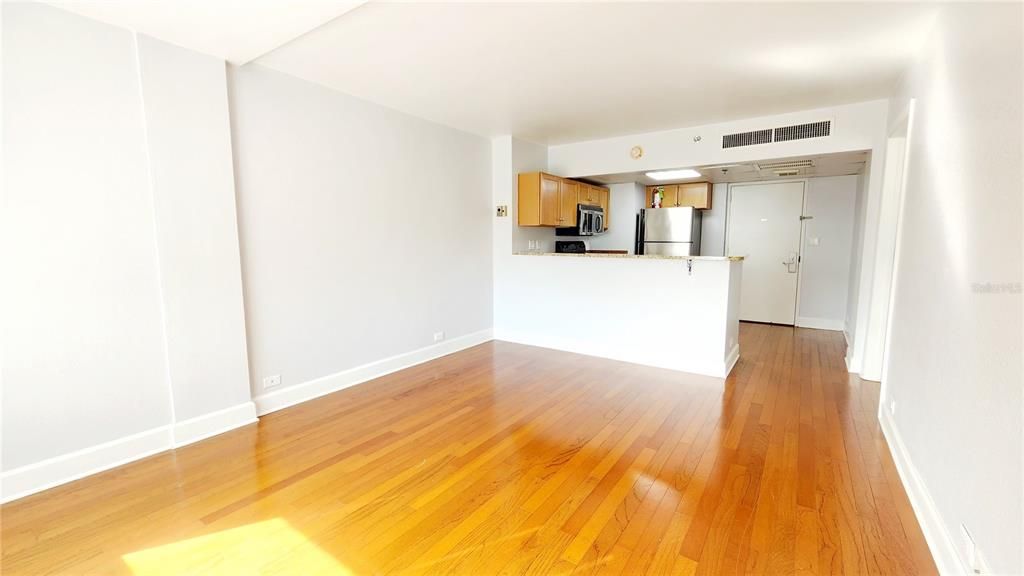 待售: $167,900 (1 贝兹, 1 浴室, 645 平方英尺)