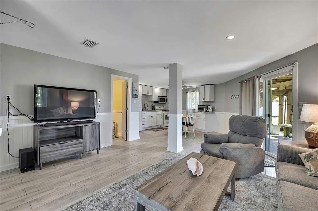 Active With Contract: $625,000 (3 beds, 3 baths, 1193 Square Feet)