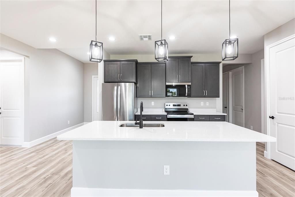 На продажу: $415,800 (4 спален, 2 ванн, 1809 Квадратных фут)