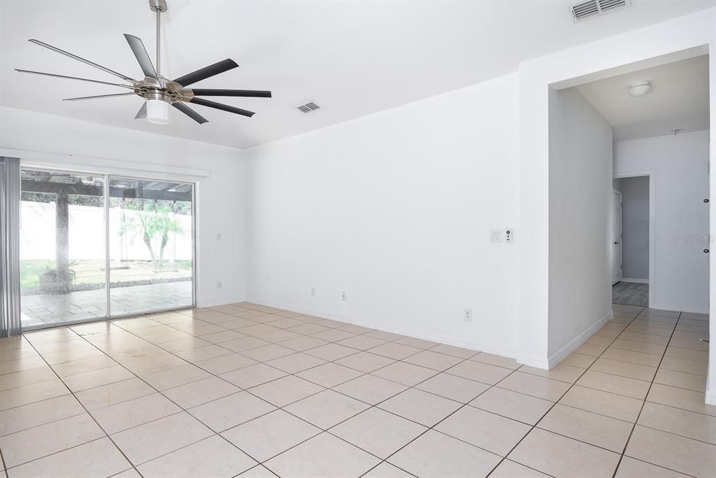 На продажу: $375,000 (5 спален, 2 ванн, 1972 Квадратных фут)