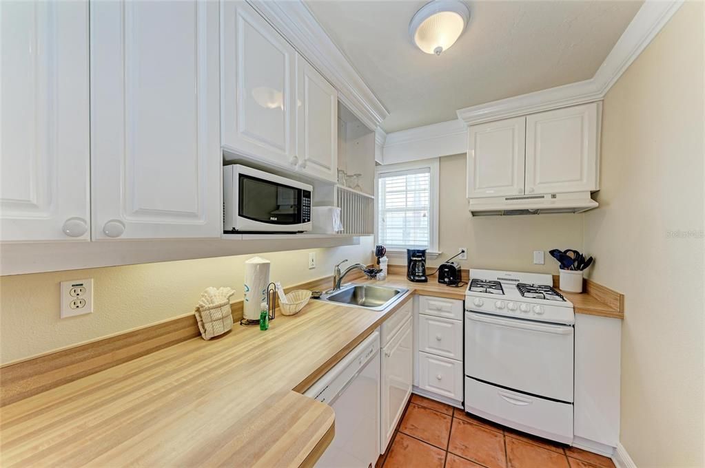 Active With Contract: $529,000 (2 beds, 2 baths, 675 Square Feet)