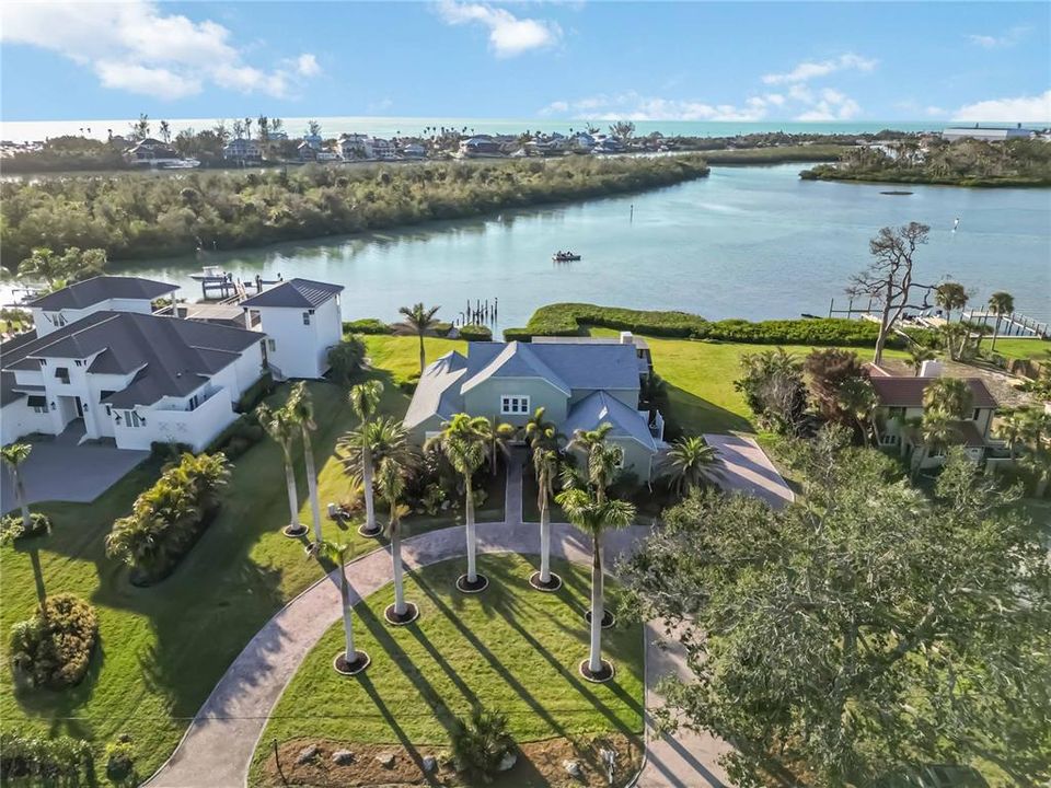 Recently Sold: $2,440,000 (6 beds, 4 baths, 4279 Square Feet)