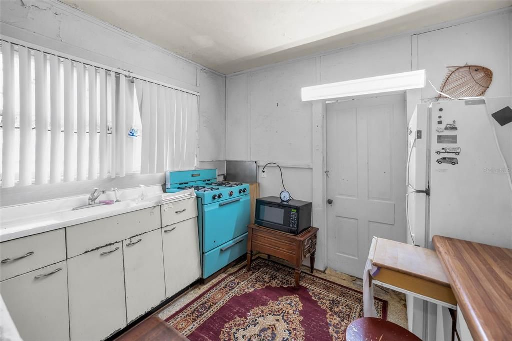 For Sale: $599,000 (2 beds, 2 baths, 1034 Square Feet)