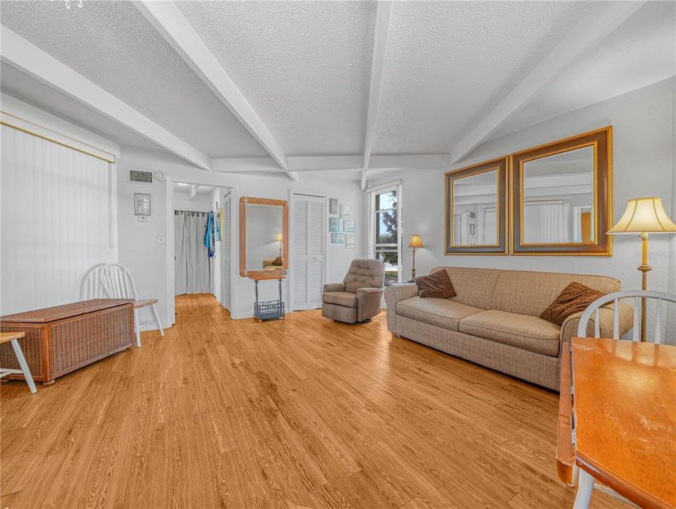 待售: $110,000 (2 贝兹, 1 浴室, 590 平方英尺)