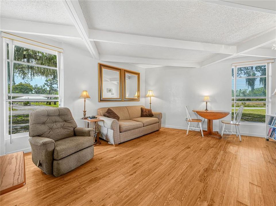 待售: $110,000 (2 贝兹, 1 浴室, 590 平方英尺)