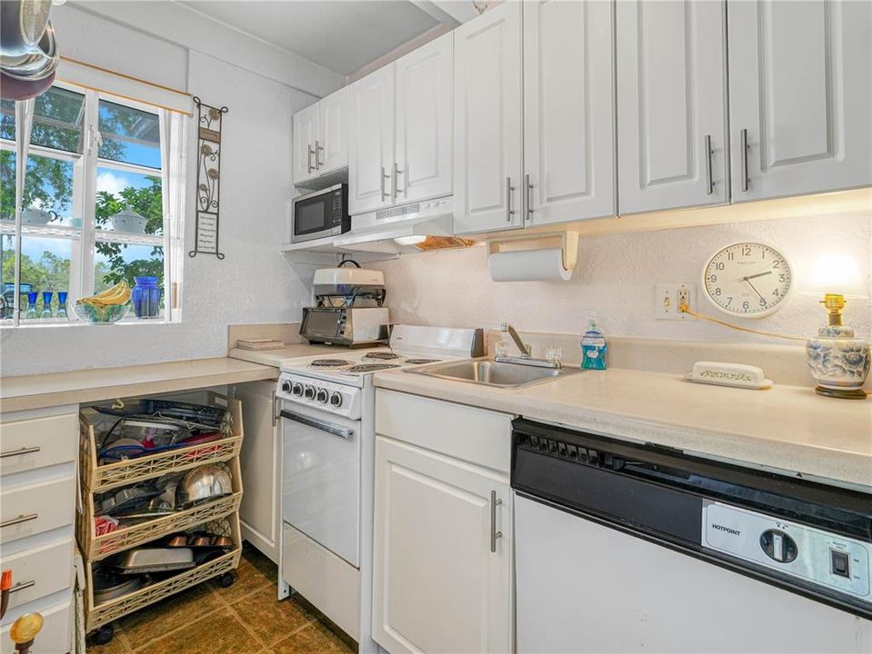 待售: $110,000 (2 贝兹, 1 浴室, 590 平方英尺)