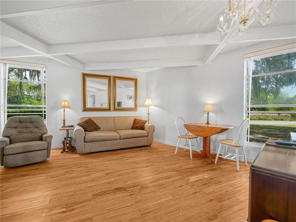 待售: $110,000 (2 贝兹, 1 浴室, 590 平方英尺)