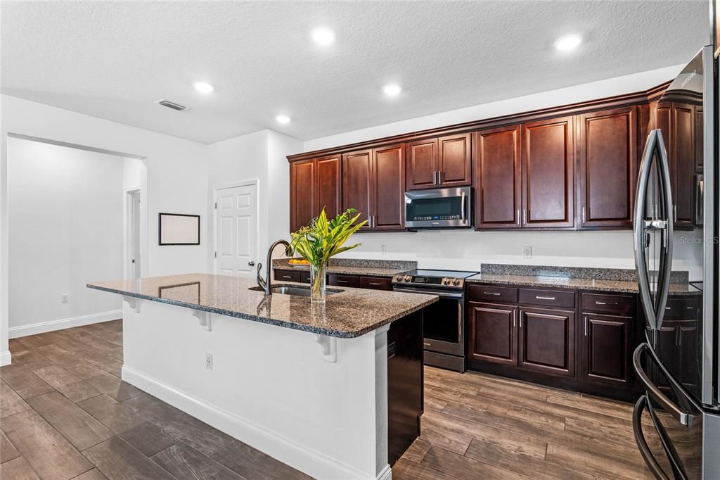 Large island perfect for meal prepping and entertaining.