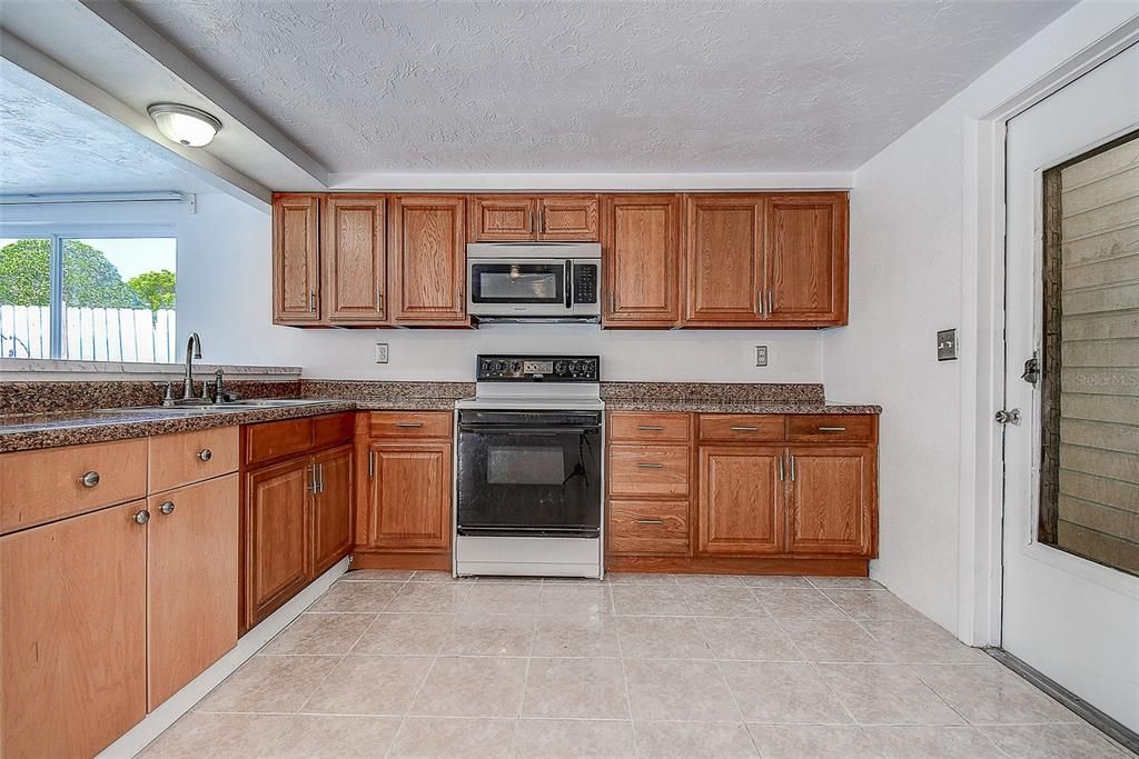 For Sale: $269,000 (2 beds, 2 baths, 1306 Square Feet)