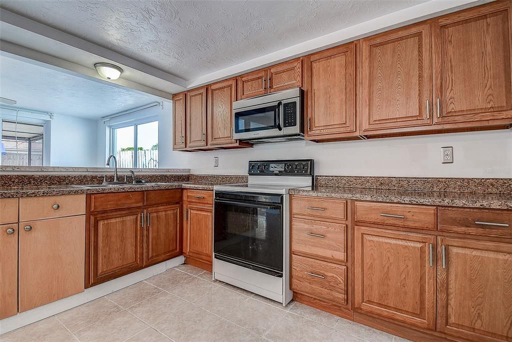 For Sale: $269,000 (2 beds, 2 baths, 1306 Square Feet)