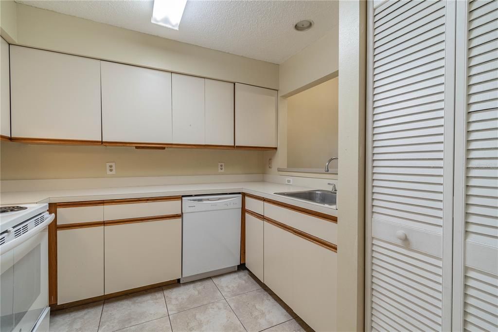 Active With Contract: $1,800 (2 beds, 2 baths, 1075 Square Feet)