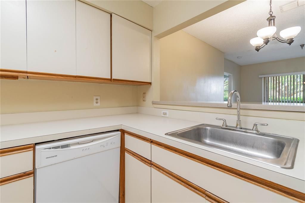 Active With Contract: $1,800 (2 beds, 2 baths, 1075 Square Feet)