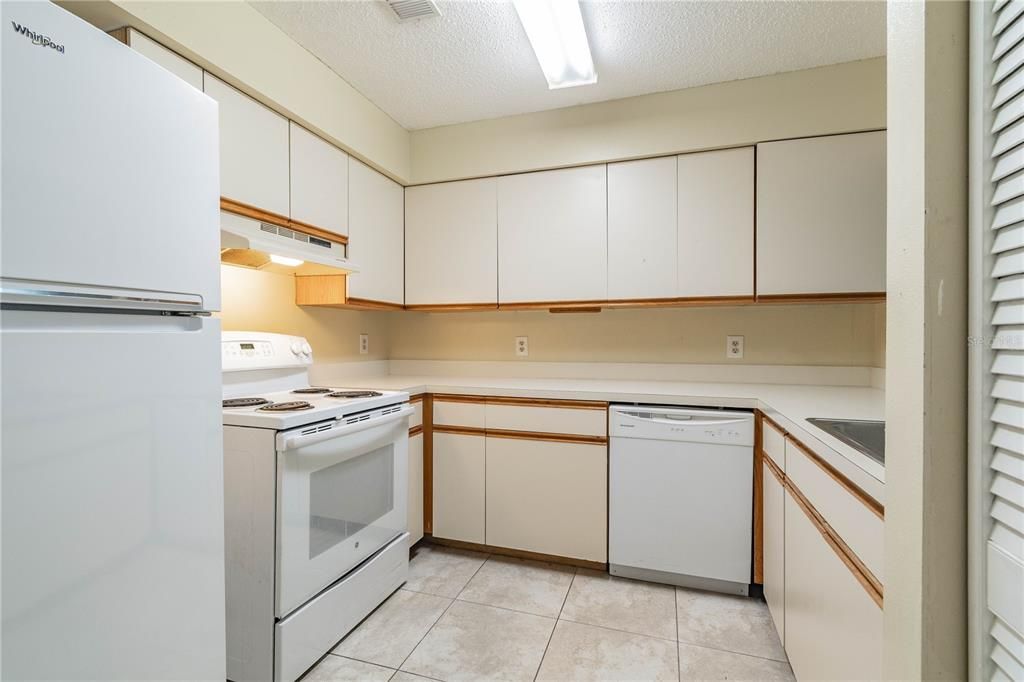 Active With Contract: $1,800 (2 beds, 2 baths, 1075 Square Feet)