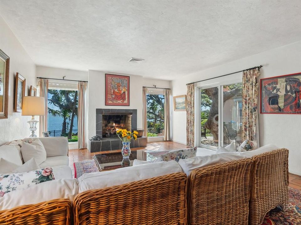 合同活跃: $4,750,000 (3 贝兹, 3 浴室, 2582 平方英尺)