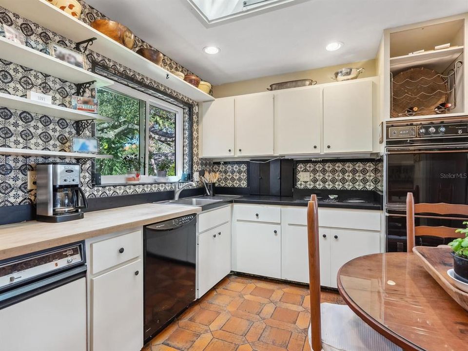 合同活跃: $4,750,000 (3 贝兹, 3 浴室, 2582 平方英尺)