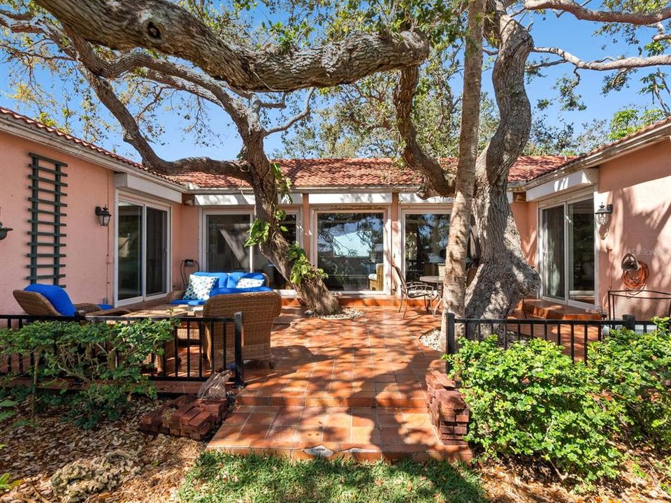 合同活跃: $4,750,000 (3 贝兹, 3 浴室, 2582 平方英尺)